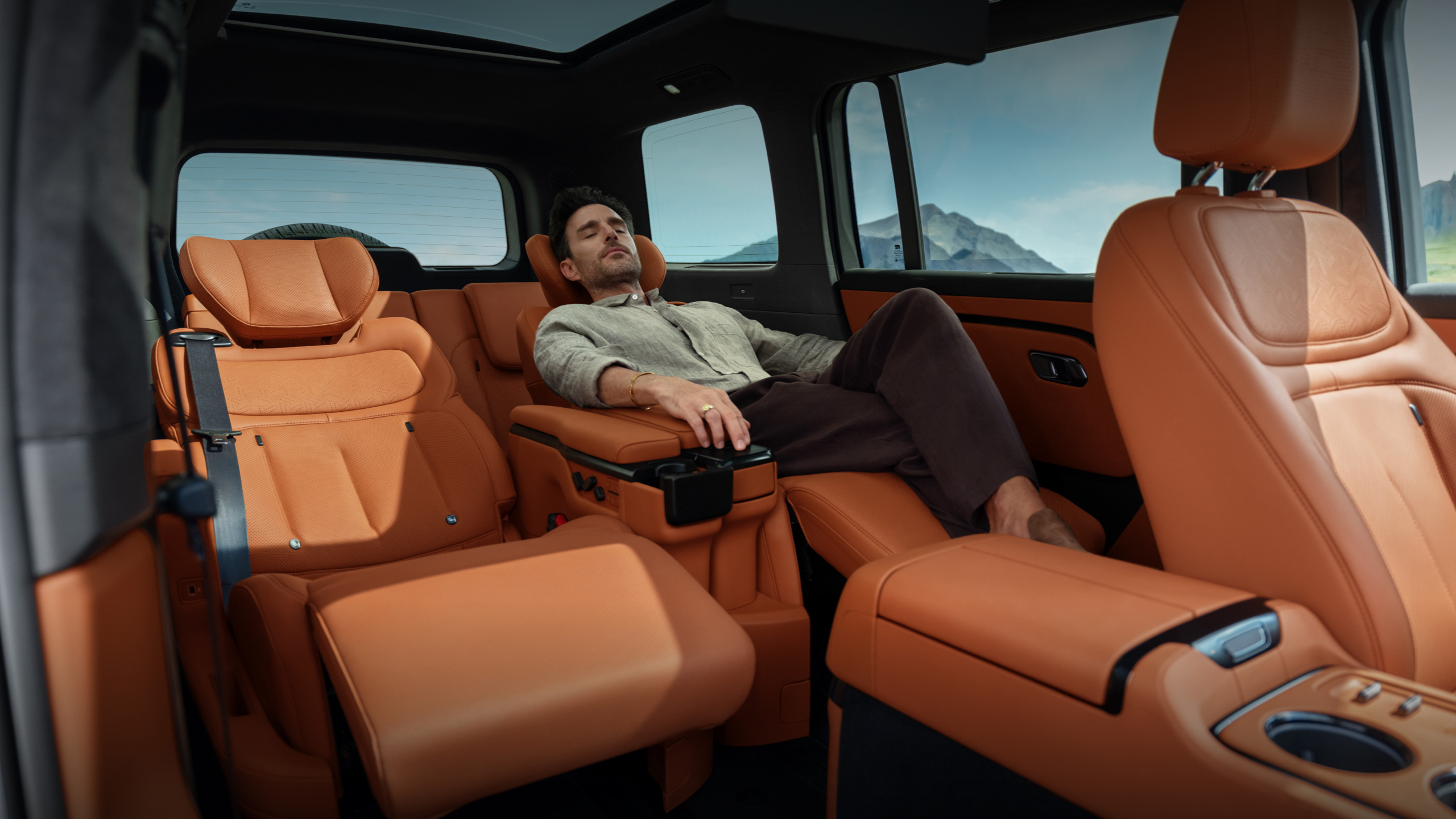 Versatile Seating, Spacious & Luxurious Cabin